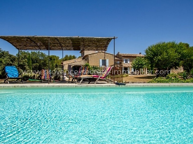Bergerie au calme en Provence, avec climatisation, piscine chauffée et sécurisée.